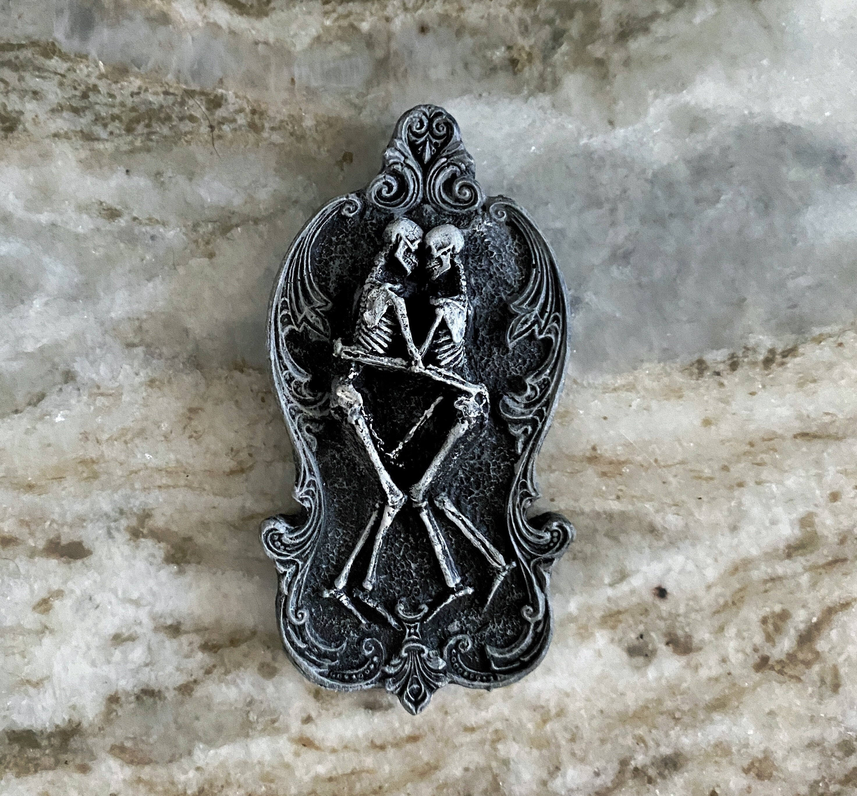 Amor Aeternus Skeleton Lovers Magnet, Hand Painted Resin Sculpture | Gothic Fantasy Decor | Skeletal Embrace Magnet for Gothic Decor