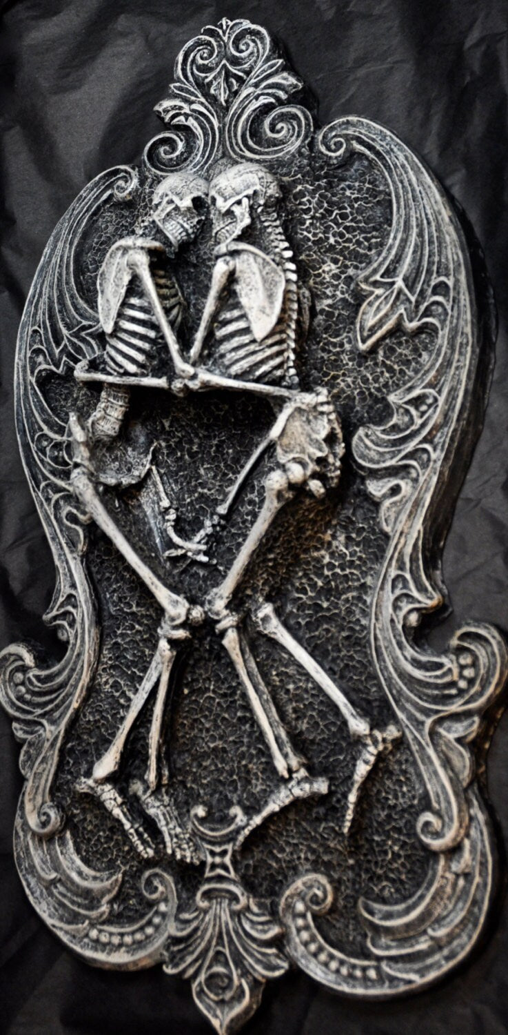 Amor Aeternus, Skeleton Lovers Wall Plaque, Resin Sculpture | Gothic Wall Art| Eternal Love Embracing Skeletons Plaque for Gothic Home Decor