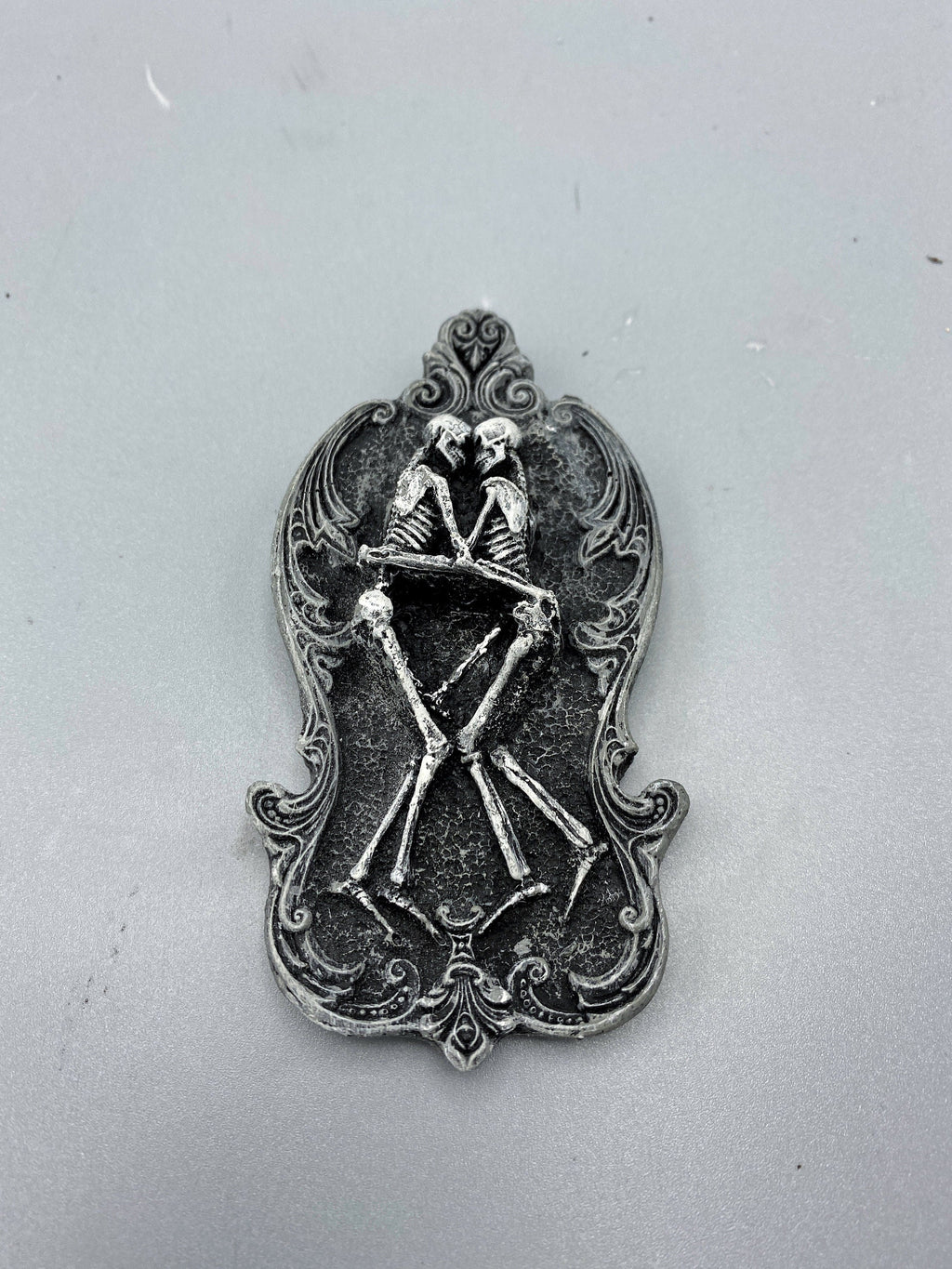 Amor Aeternus Skeleton Lovers Magnet, Hand Painted Resin Sculpture | Gothic Fantasy Decor | Skeletal Embrace Magnet for Gothic Decor