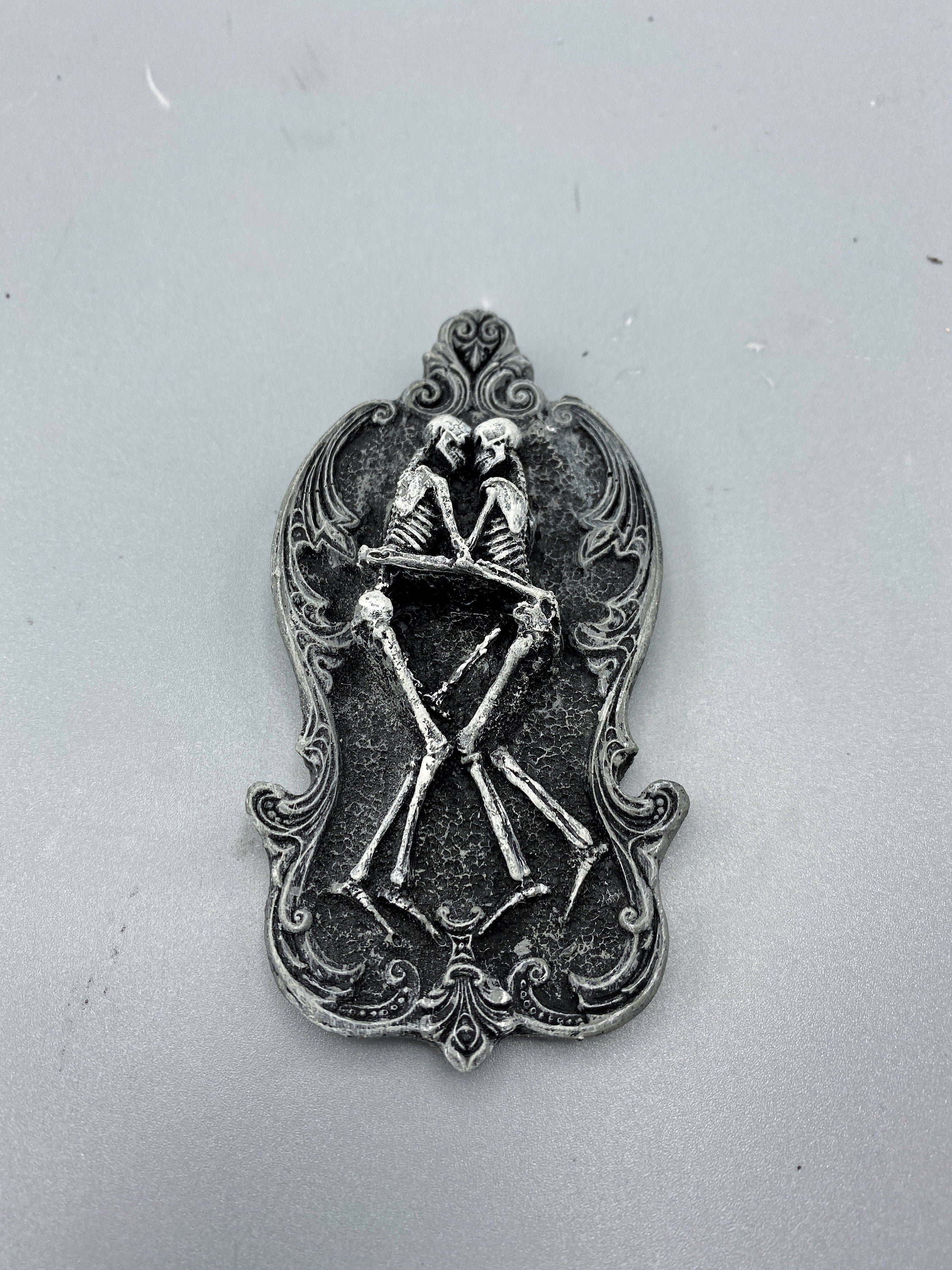 Amor Aeternus Skeleton Lovers Magnet, Hand Painted Resin Sculpture | Gothic Fantasy Decor | Skeletal Embrace Magnet for Gothic Decor
