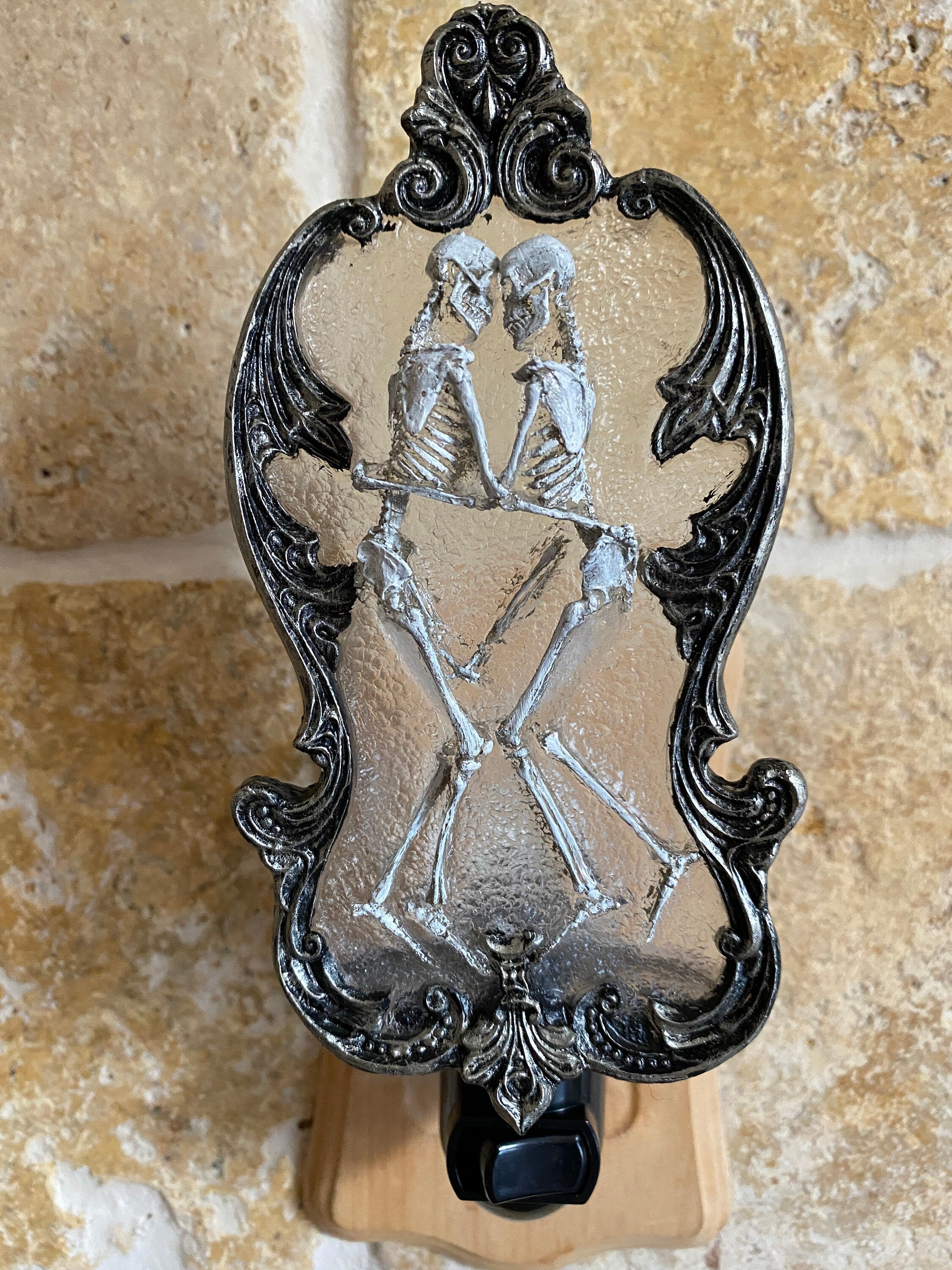 Amor Aeternus, Skeleton Lovers Nightlight, Hand Painted Resin Sculpture| Gothic Night Light |Embracing Skeletons Light for Gothic Home Decor