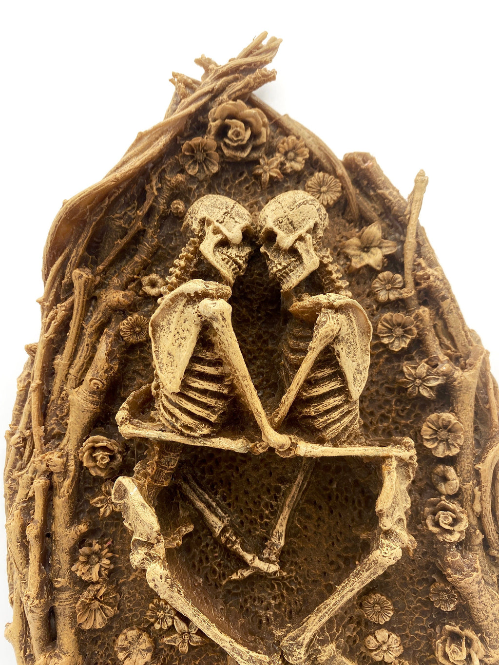 Amor Aeternus Silvanus, Skeleton Lovers Wall Plaque, Resin | Gothic Nature Wall Art | Eternal Love Embracing Skeletons for Gothic Home Decor