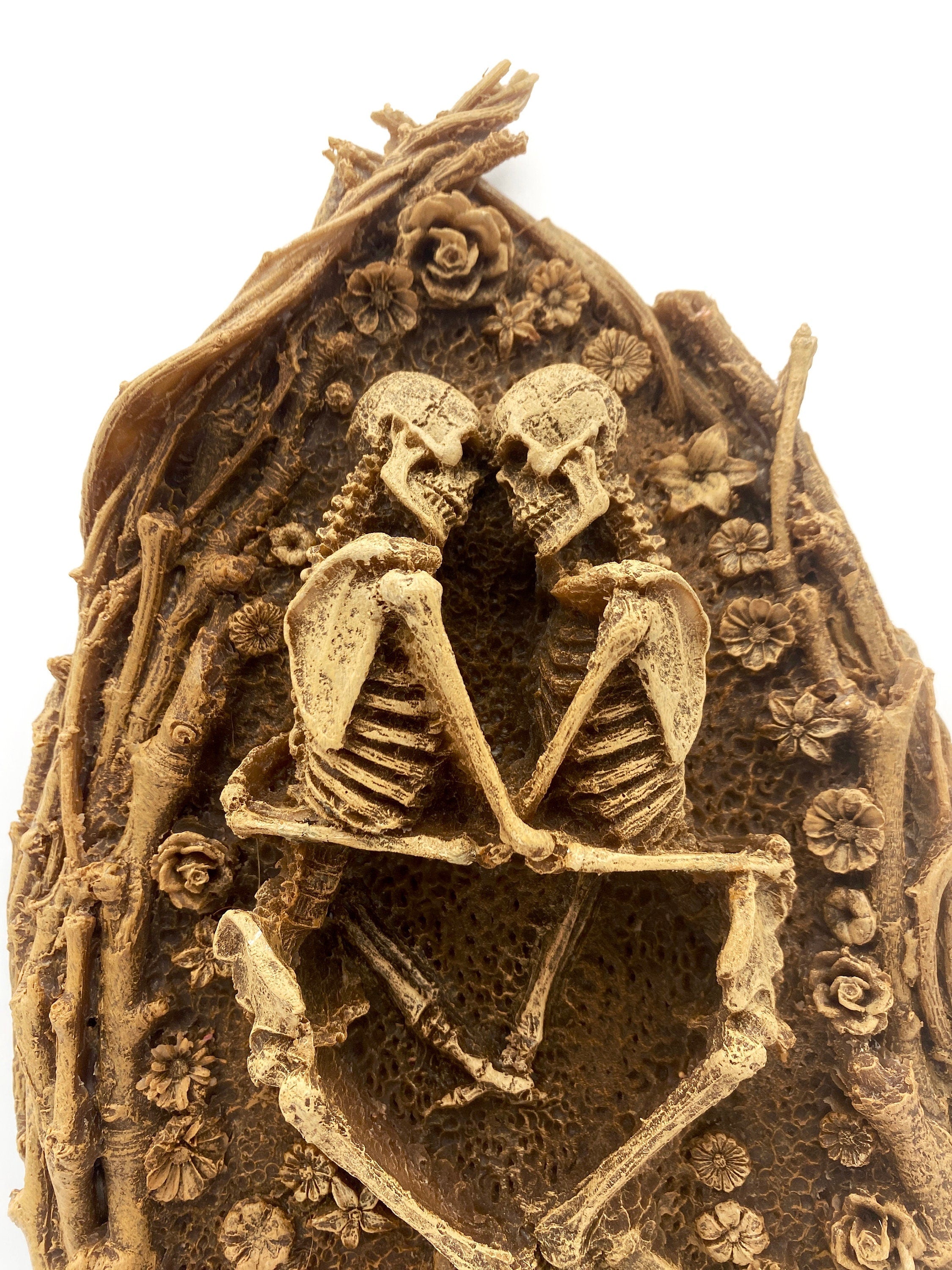 Amor Aeternus Silvanus, Skeleton Lovers Wall Plaque, Resin | Gothic Nature Wall Art | Eternal Love Embracing Skeletons for Gothic Home Decor