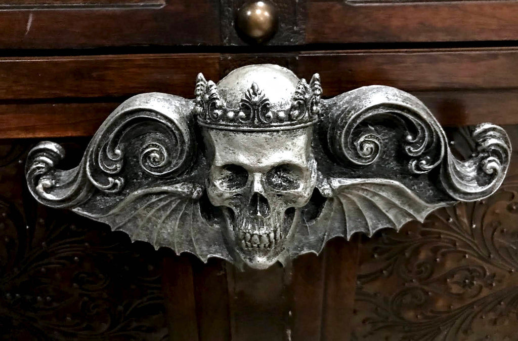 King Moriendi Skull Wall Plaque, Resin | Medieval Gothic Winged Skull Wall Art |  Spooky Crowned Skull Plaque for Gothic Fantasy Home Decor