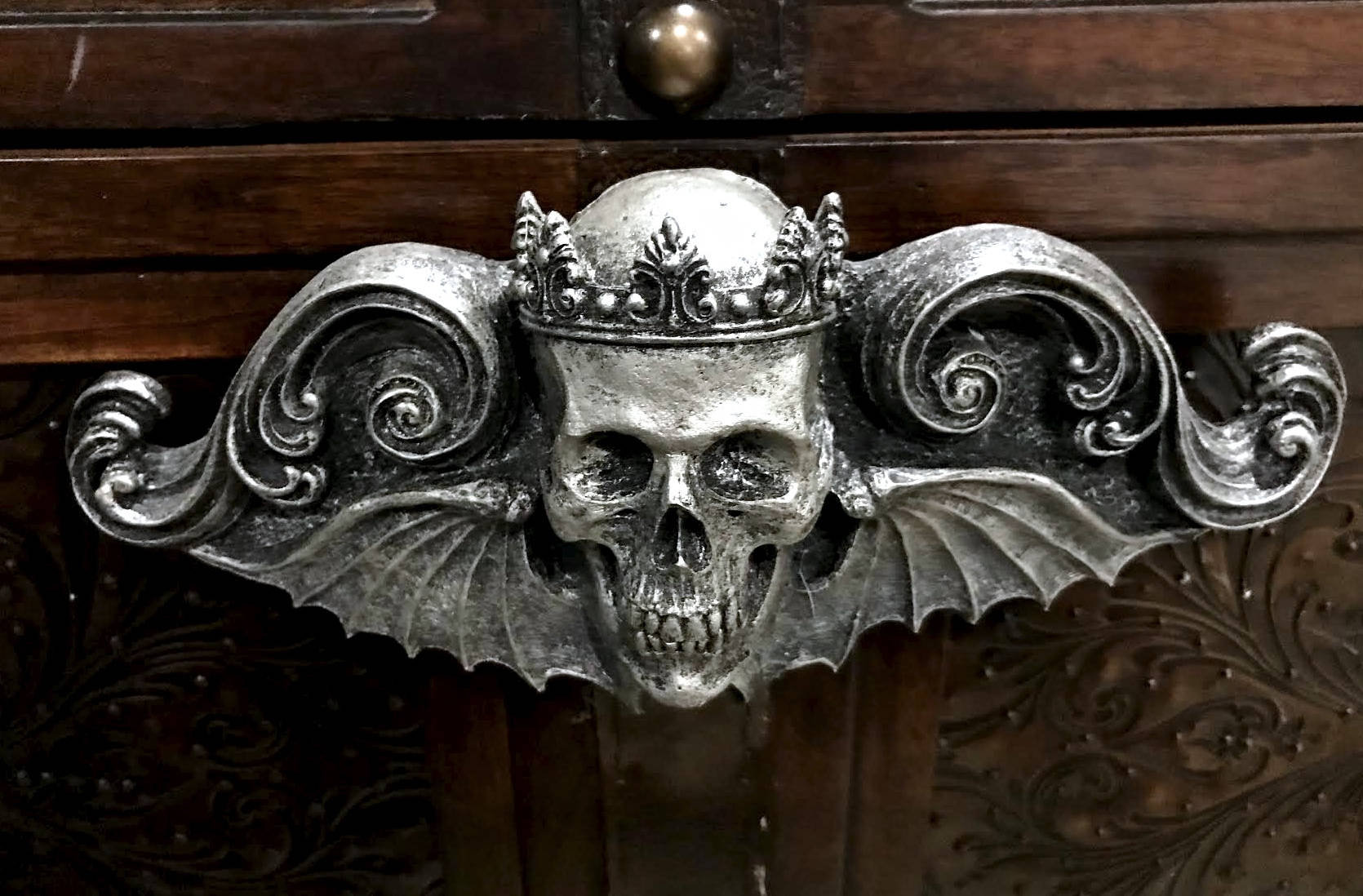 King Moriendi Skull Wall Plaque, Resin | Medieval Gothic Winged Skull Wall Art |  Spooky Crowned Skull Plaque for Gothic Fantasy Home Decor